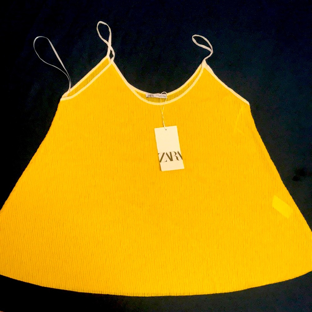Beautiful yellow tank top in M size.